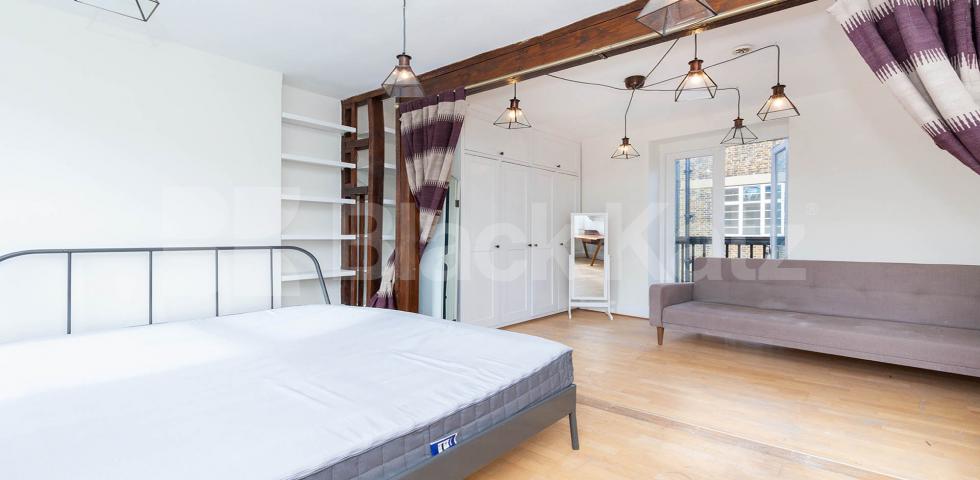 			SPLIT OVER 3 FLOORS, 2 Bedroom, 1 bath, 1 reception Maisonette			 Baron Street, ANGEL N1